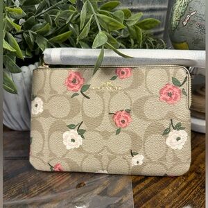 Coach Corner Zip Wristlet Signature Canvas Floral Print